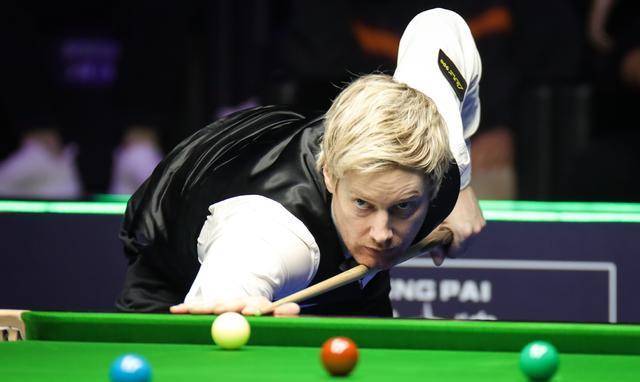 的泳池中划 的泳池中划